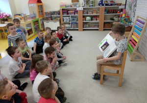Dzieci słuchają informacji o Bohaterze.