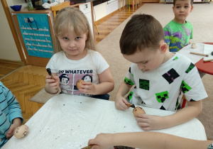 09 Dzieci malują woskiem pisanki