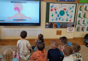 07 Dzieci oglądają film edukacyjny