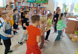 03 Dzieci tańczą rytmy