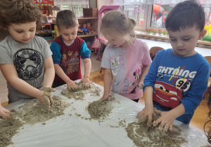 02 Przedszkolaki mieszają piasek z płynem