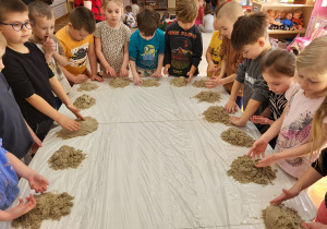 01 Dzieci sprawdzają konsystencję piasku