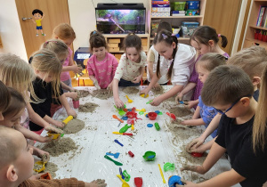 10 Dzieci robią budowle i babki z piasku