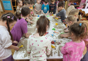 12 Dzieci dobrze się bawią z piaskiem przy użyciu różnych zabawek