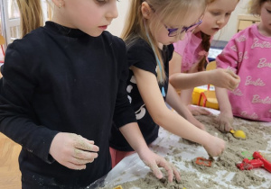 15 Dziewczynki tworzą różne babki z piasku