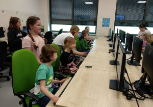15 Dzieci przy komputerach