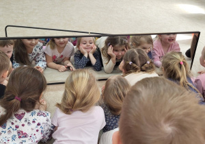 11 Dzieci leżąc przed lustrem wyrażają różne emocje