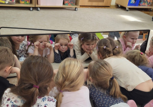 12 Dzieci pokazują smutek w lustrze