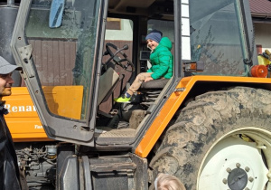 02 Chłopiec w traktorze