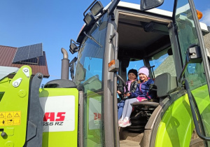 03 Dziewczynki siedzą w traktorze