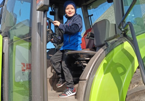 05 Chłopiec siedzi w traktorze