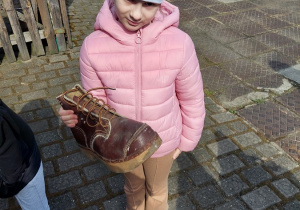 13. Dziewczynka z drewnianym butem.