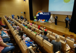 02. Powitanie przybyłych gości przez panią dyrektor.