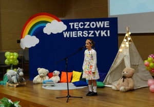 04. Dziewczynka recytuje wiersz Abecadło Juliana Tuwima.