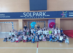 Zdjęcie grupowe z instruktorami i maskotkami Solparku