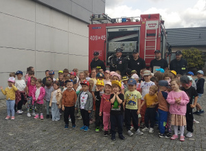 Dzieci z Przedszkola w Łękińsku z strażakami