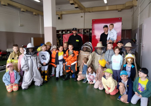 06 Dzieci z gr 6 latków na strażnicy