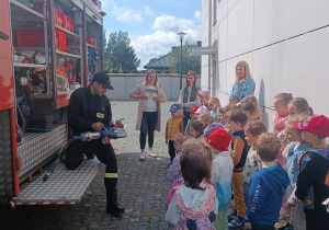 03 Dzieci oglądają sprzęt strażacki