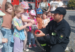 07 Dziewczynki trzymają sprzęt