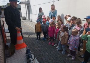 08 Przedszkolaki zajdają pytania strażakowi