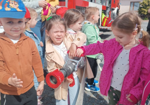 11 Dziewczynka z dyszą od węża
