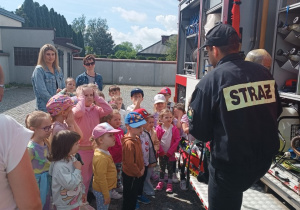 15 Dzieci poznają ciekawostki o pracy strażaka