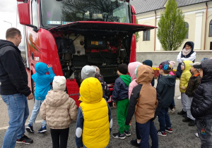 Przedszkolaki oglądają silnik ciągnika siodłowego.