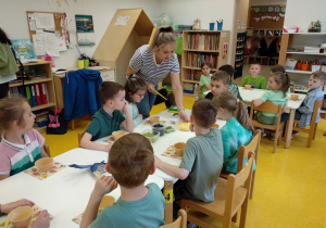 Mama Bohatera Tygodnia rozkłada owoce do lodów.