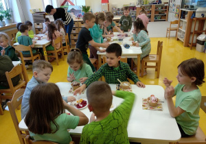 Kropelki szykują słodkie desery lodowe.