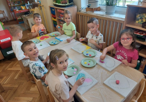 04. Dzieci kolorują farbami serca.