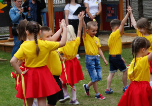 16 Dzieci z zaangażowaniem tańczą przed publicznością