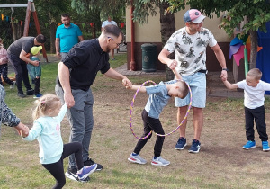 45 Zabawa z przekładaniem kola hula hop