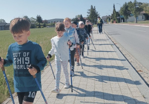 05 Dzieci ćwiczą nordic walking