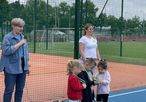 Przedszkolaki z najmłodczej grupy zadowolone oglądają medale