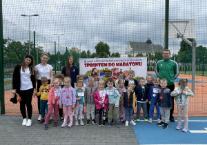 Pamiątkowe zdjęcie Chmurek ze sportowcami