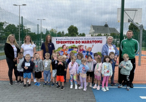 Pamiątkowe zdjęcie Słoneczek ze sportowcami