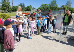 11 Dzieci oglądają klatkę