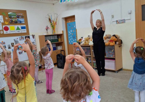 01. Pani Ola pokazuje pierwsze kroki taneczne