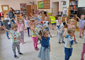 05. Wszystkie dzieci naśladują ruchy Pani Oli