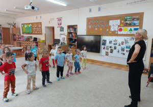 03. Przedszkolaki ćwiczą prawidłową postawę w tańcu