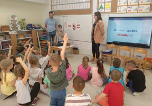 Dzieci rozwiązują zadania matematyczne.