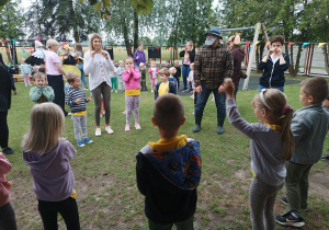 21 Dzieci śpiewają i tańczą dla rodziców przygotowany układ taneczny.