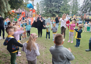 23 Dzieci śpiewają i tańczą dla rodziców przygotowany układ taneczny.