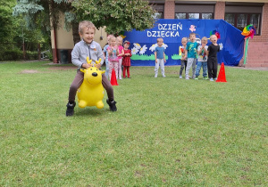 30 Szczęśliwy chłopiec podczas konkurencji.