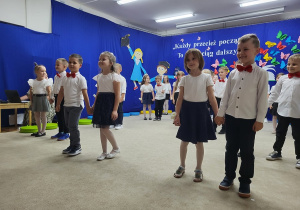 02. Kropelki przygotowują się do układu tanecznego.