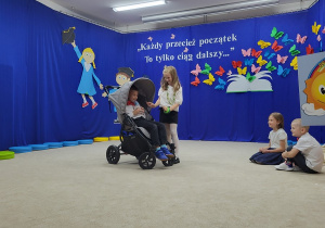 09. Siostra przyprowadza brata do przedszkola w wózku.