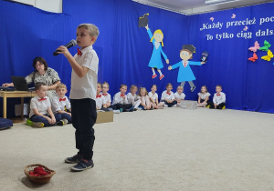 12. Chłopiec recytuje wiersz - Jak to było na leżakach...