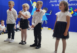 18. Kolejna grupa dzieci recytuje wiersze.