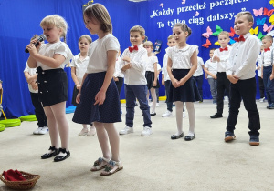 28. Dziewczynki w swoich wierszach dziękują wszystkim paniom i pracownikom przedszkola za wspólne lata.