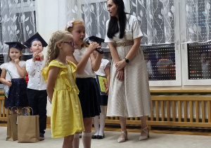 37. Dziewczynki z grupy 5-latkow żegnają Kropelki wierszem i drobnymi upominkami.